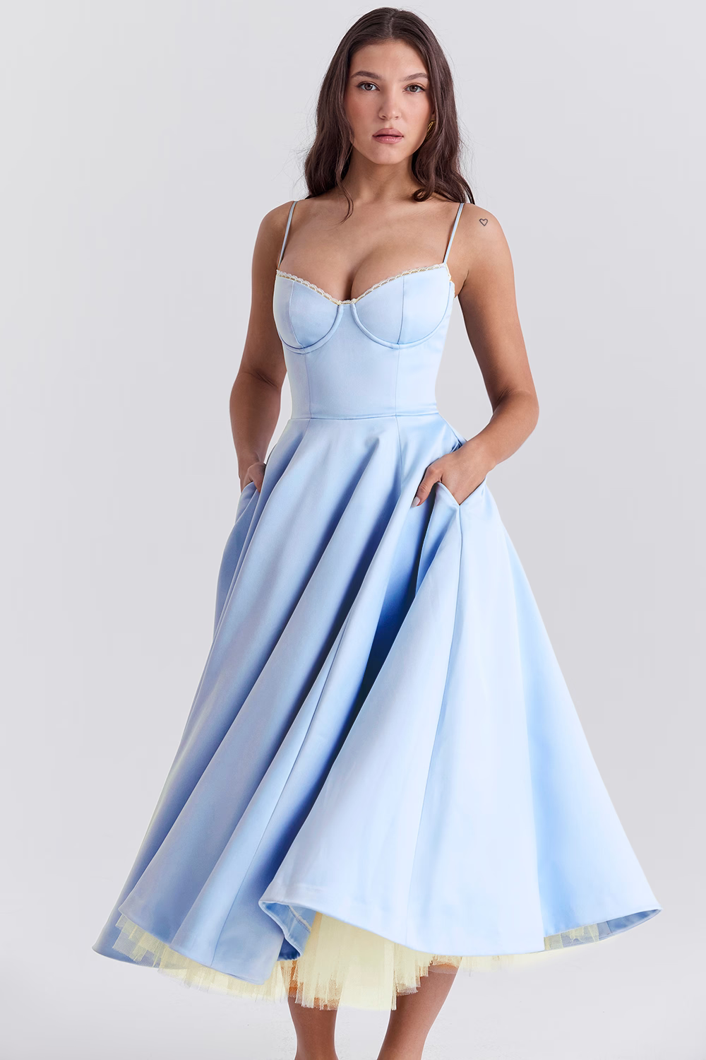 Lilotte | Tailliertes Kleid mit Spaghetti-Trägern