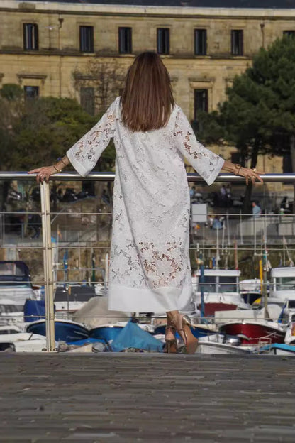 Elegantes Langarmkleid aus durchbrochener Spitze